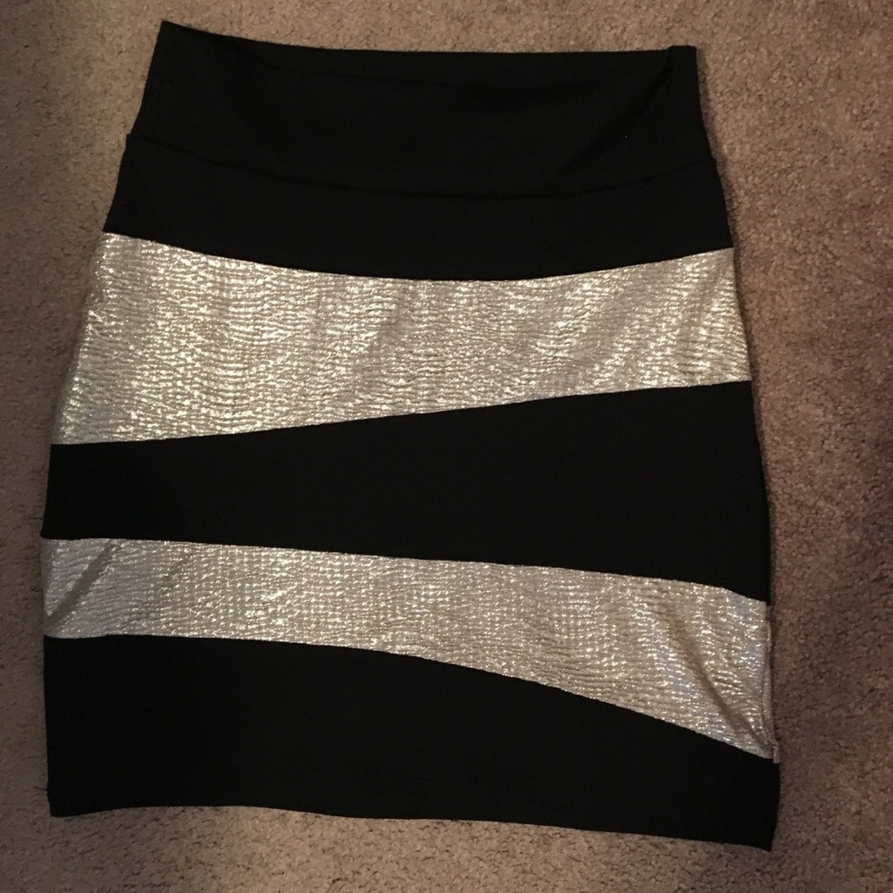 A-line pencil mini skirt. Black and metallic